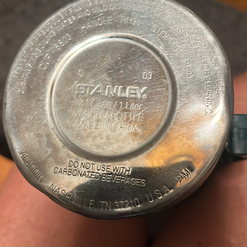 Stanley1.1qt/1liter Vacuum Bottle, handle, stopper and cup - Picture 4 of 5